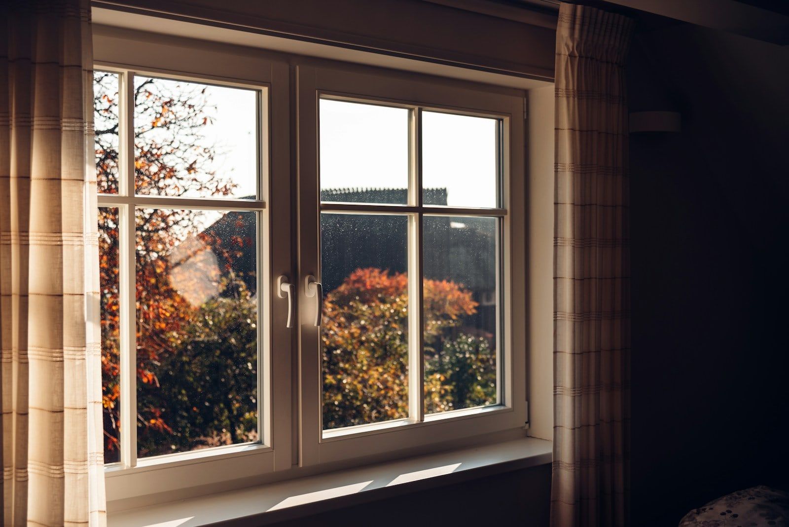 Wit houten kozijn met dubbel glas